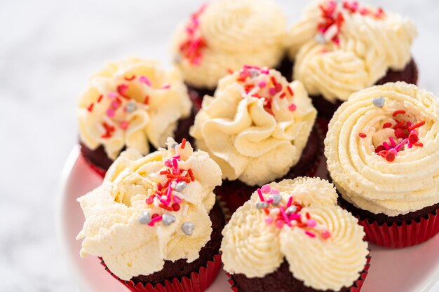 Cupcakes Red Velvet avec glaçage à la ganache au chocolat blanc