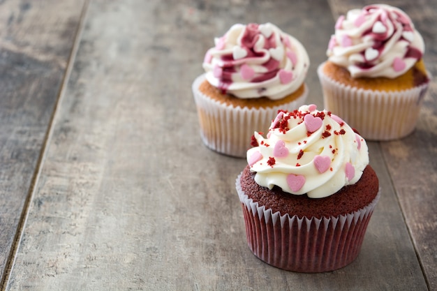 Cupcakes de Saint Valentin décorés de coeurs doux sur l'espace de copie de table en bois