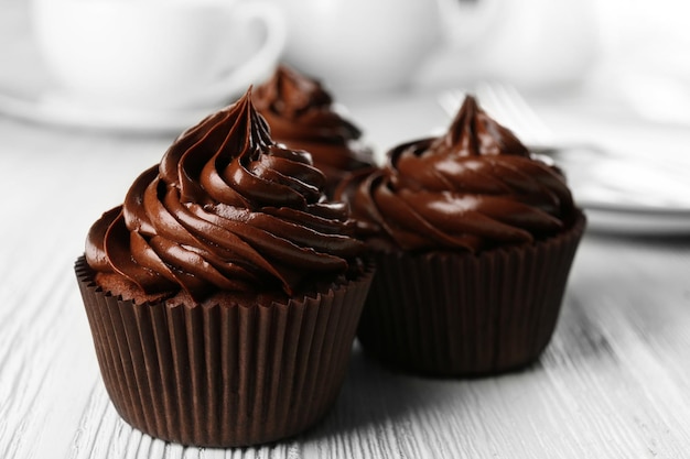 Cupcakes servis avec un verre sur table