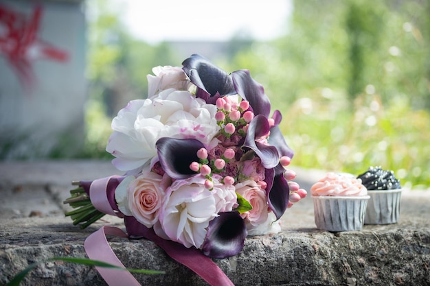 Cupcakes de style grunge avec crème noire et rose