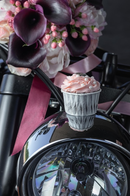 Cupcakes de style grunge avec crème noire et rose