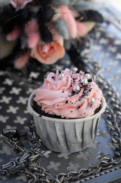 Cupcakes de style grunge avec crème noire et rose