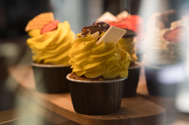 cupcakes sucrés exposés dans un café ou un magasin