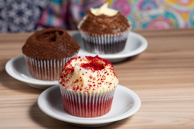 Photo cupcakes sur table en bois sur fond coloré