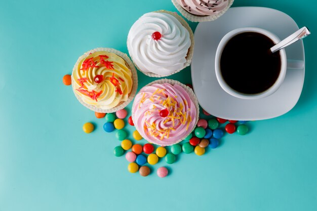 Cupcakes et tasse de café