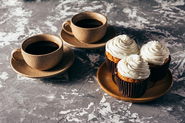 Cupcakes avec des tasses de café.