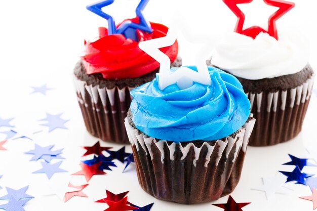 Cupcakes de vacances patriotiques décorés d'étoiles.