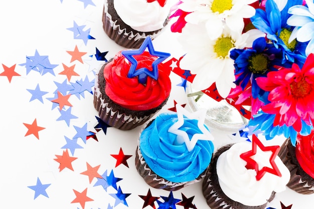 Cupcakes de vacances patriotiques décorés d'étoiles.