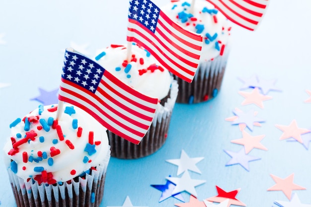 Cupcakes de vacances patriotiques décorés pour le 4 juillet.