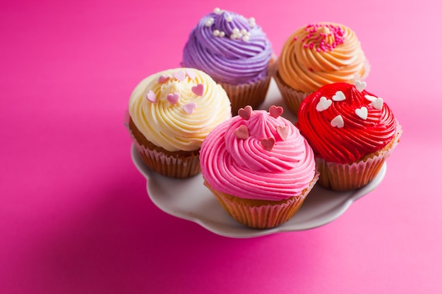 Cupcakes de vacances de la Saint-Valentin sur le petit stand, place pour le texte