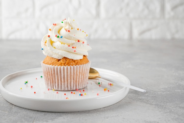 cupcakes à la vanille avec fromage à la crème et sucre candi Dessert pour l'espace de copie de mise au point sélective d'anniversaire