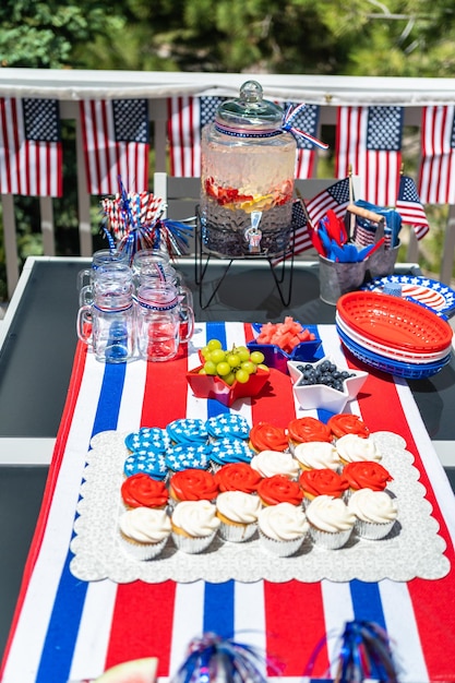 Cupcakes à la vanille avec glaçage rouge, bleu et blanc en forme de drapeau américain.