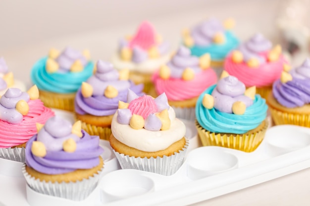 Cupcakes à la vanille sur le thème de la licorne pour la fête d'anniversaire des enfants.