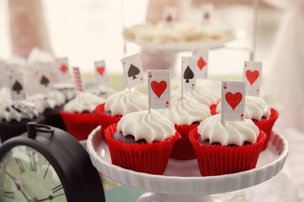 Cupcakes en velours rouge avec des cartes à jouer, Alice au pays des merveilles