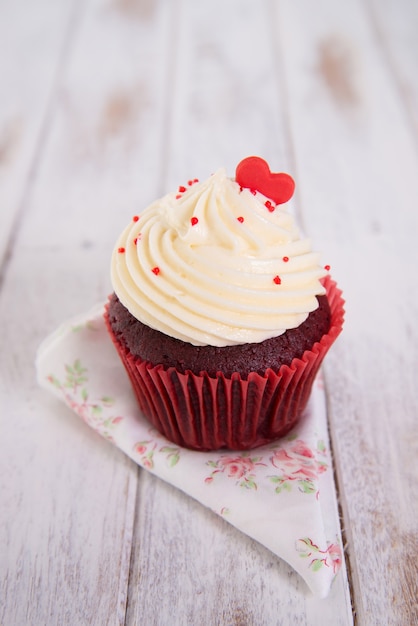 cupcakes de velours rouge avec un coeur rouge sur le dessus