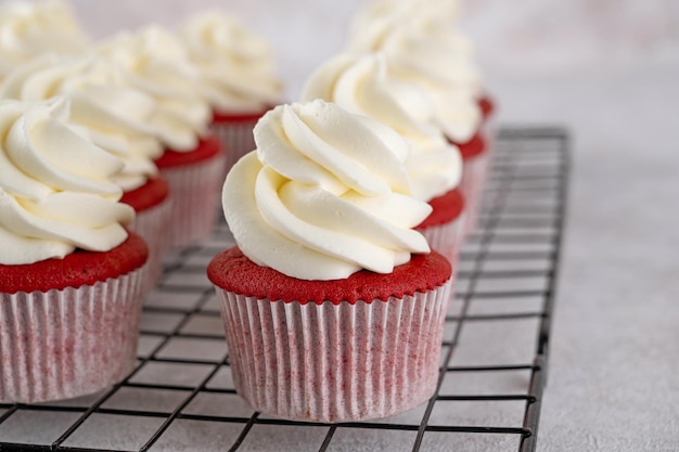 Des cupcakes de velours rouge avec du glaçage au fromage à la crème et des cœurs de sucre rouge Dessert pour la Saint-Valentin