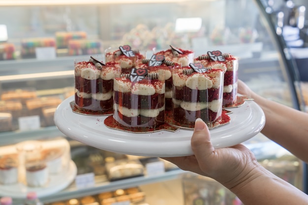 Cupcakes de velours rouge avec glaçage au fromage à la crème