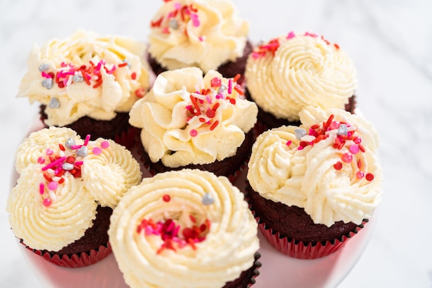 Cupcakes de velours rouge avec glaçage de ganache au chocolat blanc