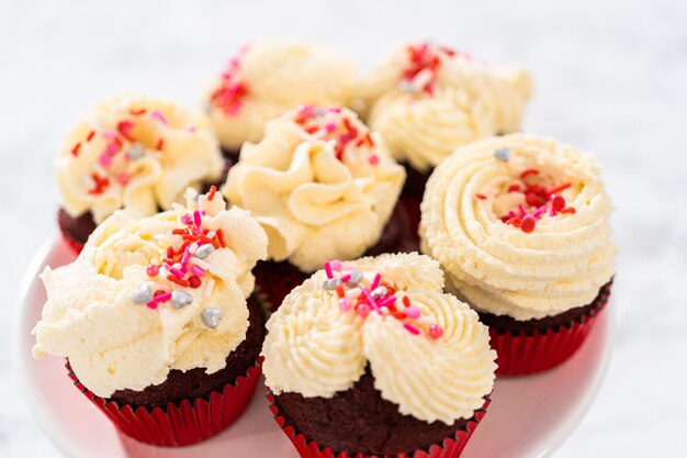 Cupcakes de velours rouge avec glaçage de ganache au chocolat blanc