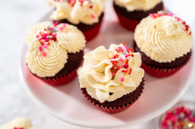 Cupcakes de velours rouge avec glaçage de ganache au chocolat blanc