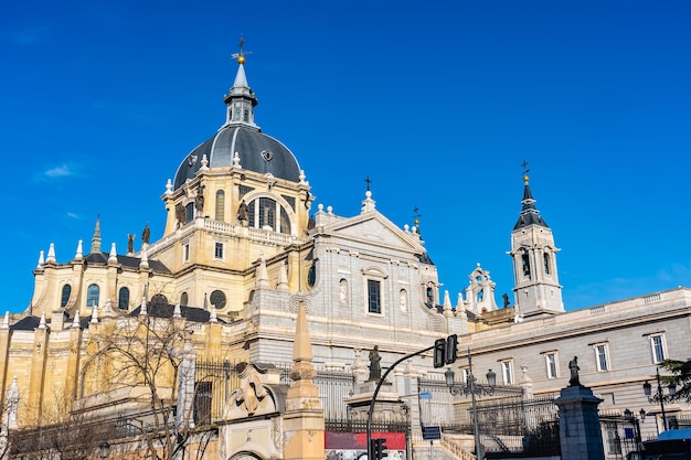 Cupule et constructions annexes de la cathédrale de l'Almudena sur son dos dans la ville de Madrid Espagne