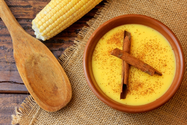 Curau, crème de maïs sucrée et dessert typique de la cuisine brésilienne