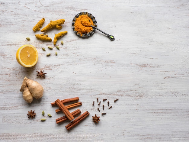 Curcuma, cannelle, gingembre, citron et poivre sur tableau blanc