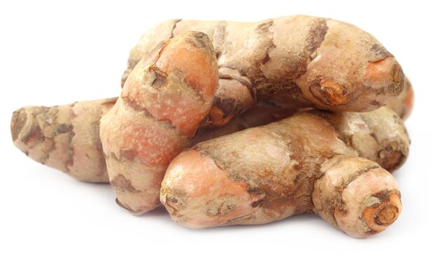 Curcuma cru sur fond blanc