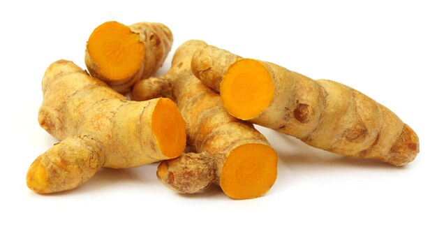 Curcuma cru isolé sur fond blanc