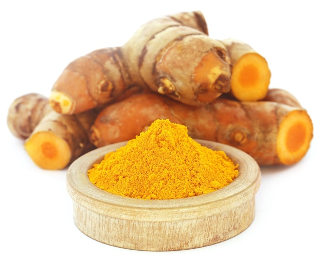 Curcuma cru et en poudre sur fond blanc