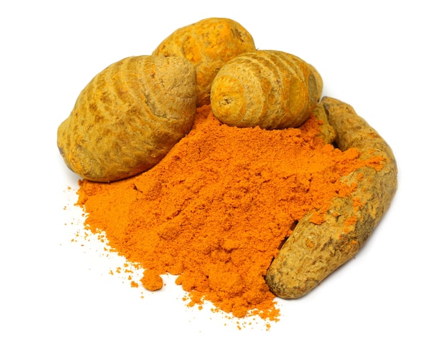 Curcuma entier et moulu sur fond blanc