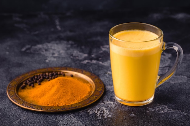 Photo curcuma latte golden milk boisson saine