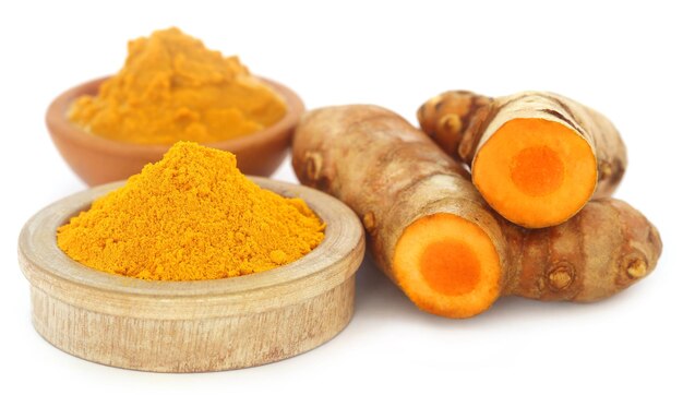 Curcuma moulu et en purée avec des entiers