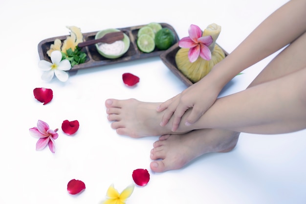 Cure thermale et produit pour spa de pieds avec fleurs et eau