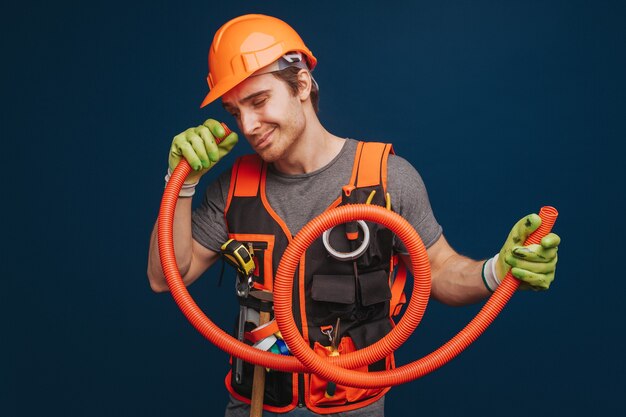 Curieux constructeur regarde à l'intérieur de la trompette