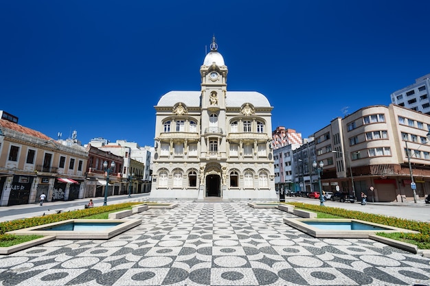 CURITIBA, BRÉSIL - 9 février 2014 : Liberty Hall Square en journée ensoleillée. Il est situé dans le centre de Curitiba, dans l'État du Parana, au Brésil.