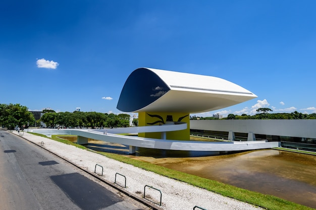 Curitiba, Brésil - 9 février 2014 : Musée Oscar Niemeyer (aka MON) à Curitiba, État du Parana, Brésil.