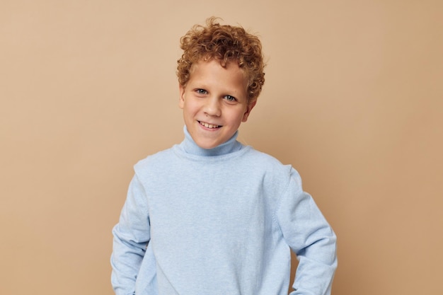 Curly boy childrens style fashion émotions fond isolé