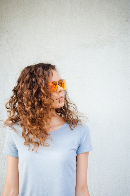 Curly girl à lunettes de soleil