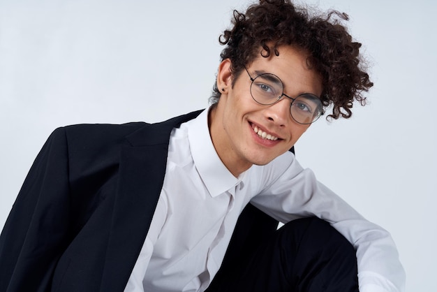 Curly guy costume classique lunettes recadrée vue fond clair portrait photo de haute qualité