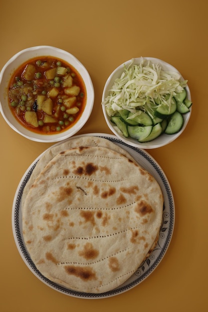 Photo le curry aux pois et aux pommes de terre avec des tortillas et de la salade fraîche deviendra certainement un favori bien-aimé apportant de la joie à chaque repas.