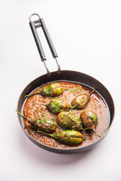 Curry Brinjal également connu sous le nom de baingan épicé ou masala d'aubergine, une recette de plat principal populaire de l'Inde servie dans un bol, un karahi ou une casserole