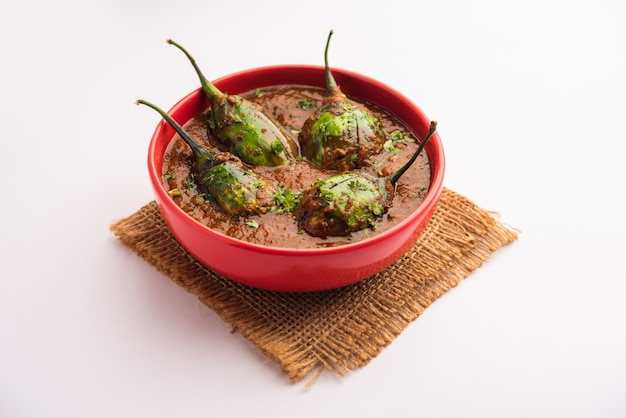 Curry Brinjal également connu sous le nom de baingan épicé ou masala d'aubergine, une recette de plat principal populaire de l'Inde servie dans un bol, un karahi ou une casserole