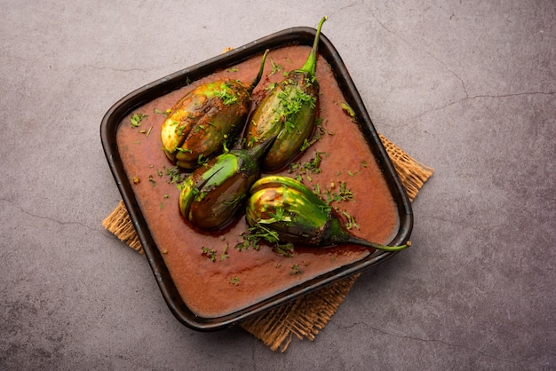 Curry Brinjal également connu sous le nom de baingan épicé ou masala d'aubergine, une recette de plat principal populaire de l'Inde servie dans un bol, un karahi ou une casserole