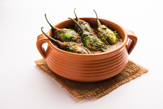 Curry Brinjal également connu sous le nom de baingan épicé ou masala d'aubergine, une recette de plat principal populaire de l'Inde servie dans un bol, un karahi ou une casserole
