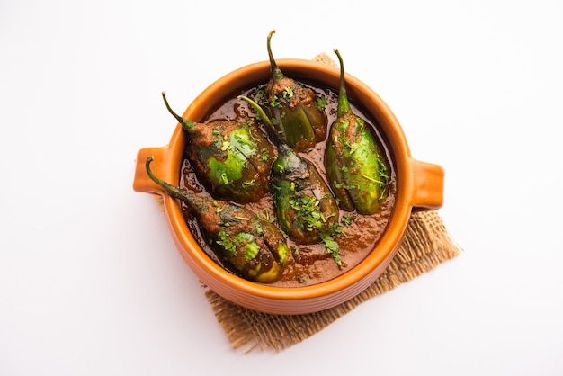 Curry Brinjal également connu sous le nom de baingan épicé ou masala d'aubergine, une recette de plat principal populaire de l'Inde servie dans un bol, un karahi ou une casserole