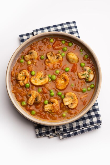 Curry de champignons et de pois avec de la nourriture indienne à l'ail rôti servi dans un bol