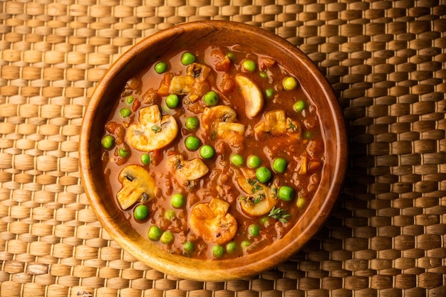 Curry de champignons et de pois avec de la nourriture indienne à l'ail rôti servi dans un bol