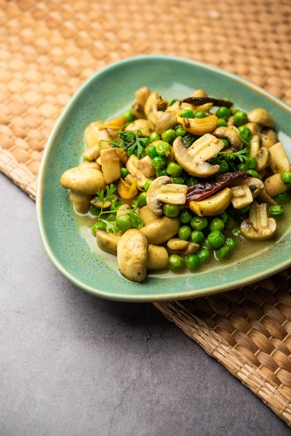 Curry de champignons et de pois avec de la nourriture indienne à l'ail rôti servi dans un bol