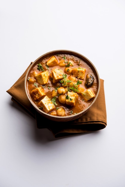 Curry Chole Paneer à base de pois chiches bouillis avec du fromage cottage aux épices. Recette populaire de l'Inde du Nord. servi dans un bol ou un plat de service. Mise au point sélective